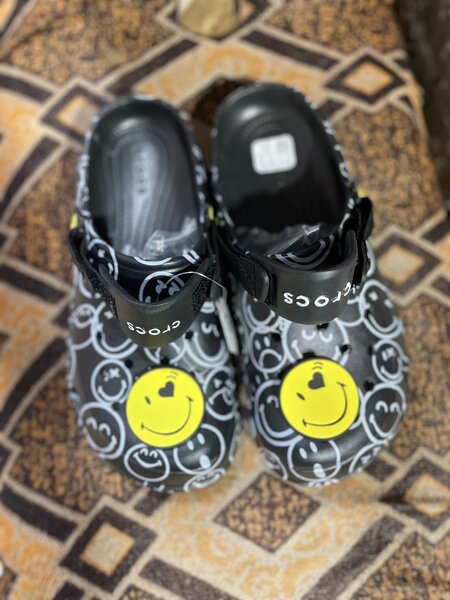 Sabots à motifs souriants