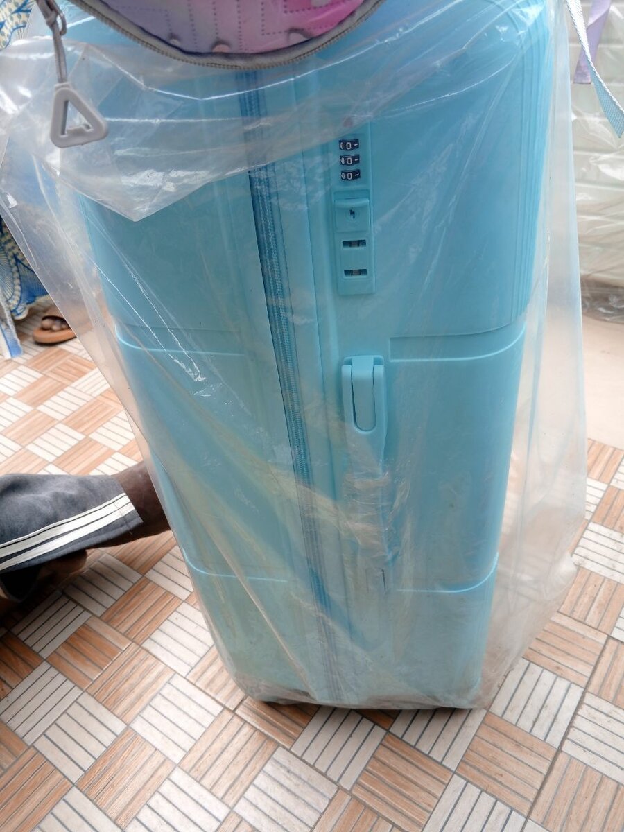 Valise à roulettes bleu spacieux