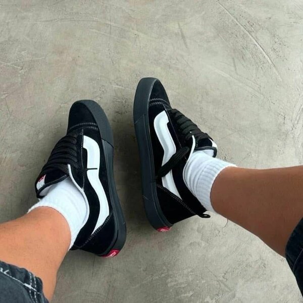 Baskets noires et blanches tendance