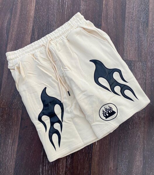 Shorts beige avec flammes