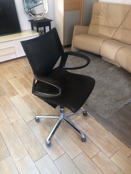 Chaise de bureau ergonomique en noir