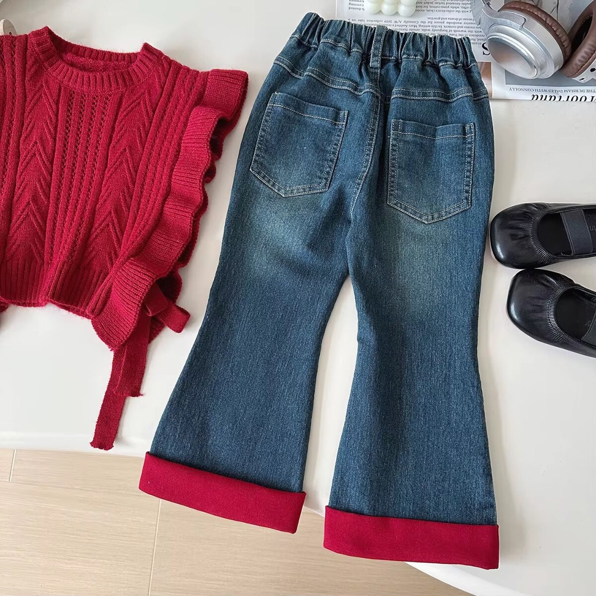 Pull rouge et jeans enfant