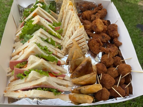 Assortiment de sandwichs et snacks