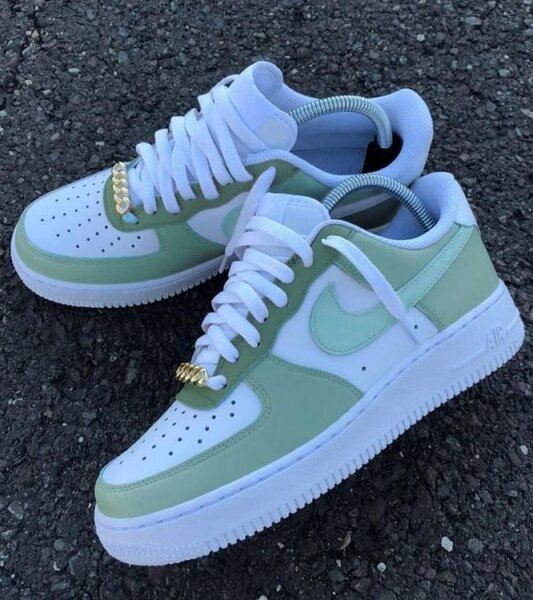 Chaussures Nike Air Force 1 vertes et blanches