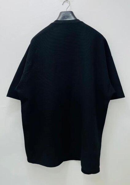 T-shirt noir avec motif graphique