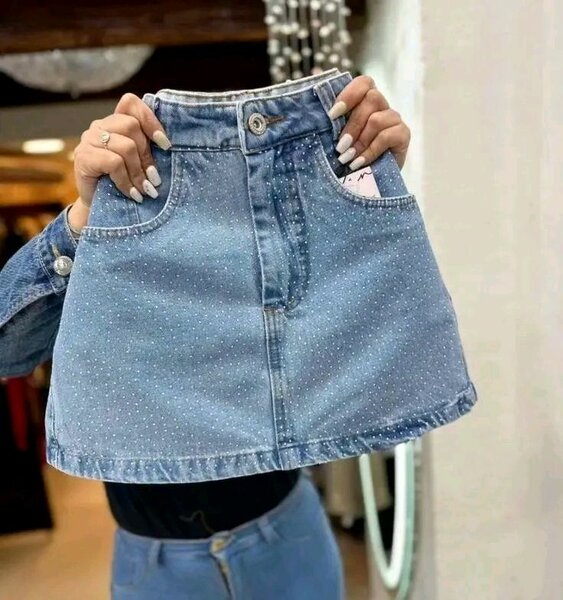 Jupe en jean bleu clair à pois