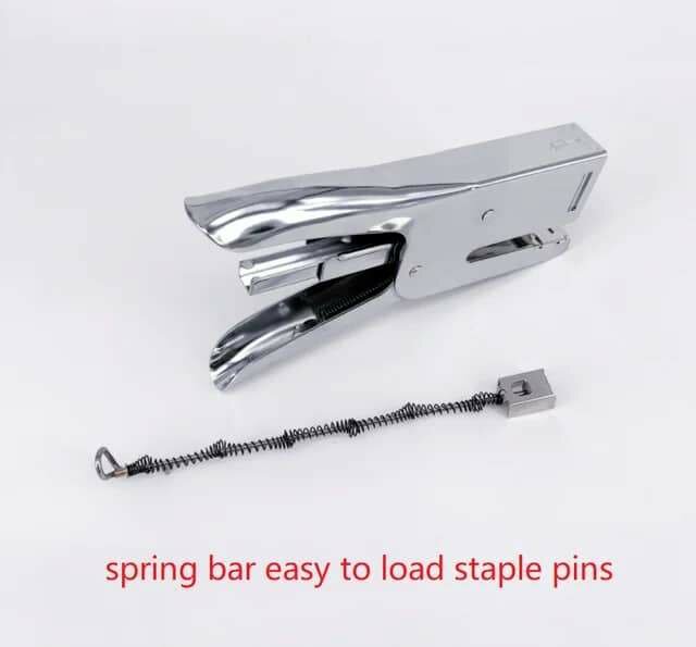 L'agrafeuse à la main de l'agrafeuse de bureau