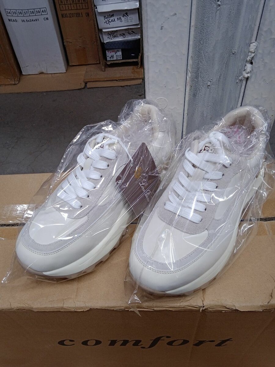 Кроссовки женские