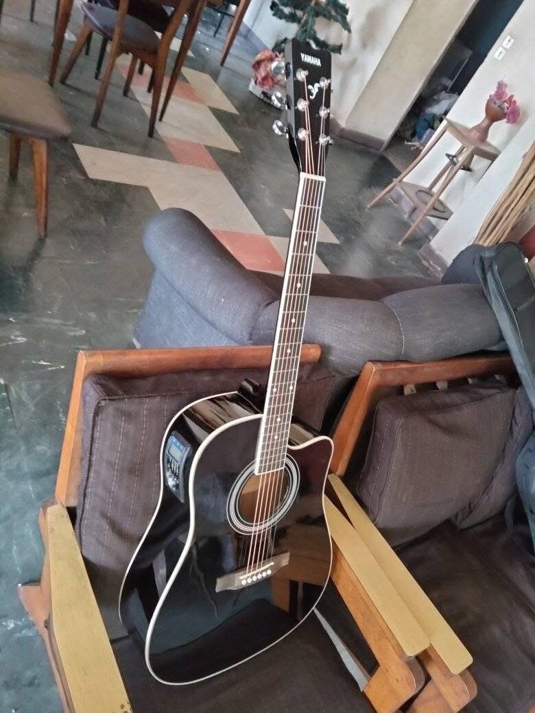 Guitare acoustique Yamaha noire