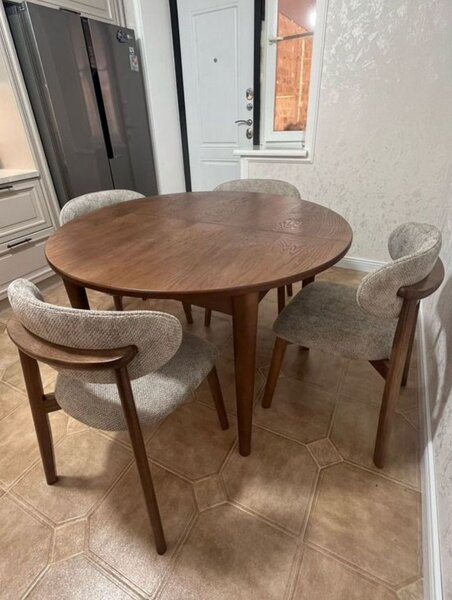 Table ronde en bois avec chaises