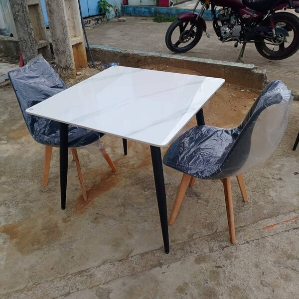 Table et chaises modernes