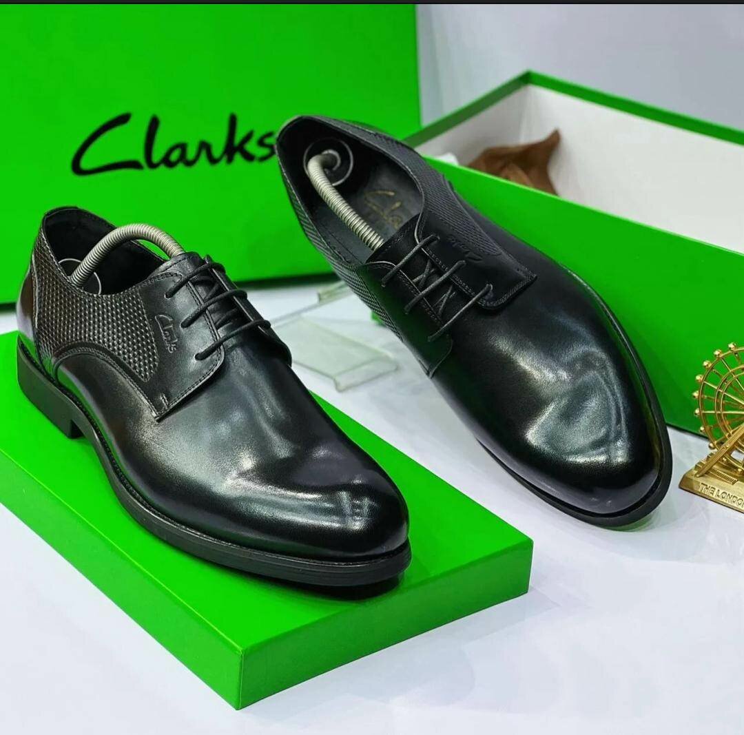 Solid Clarks Leather shoes