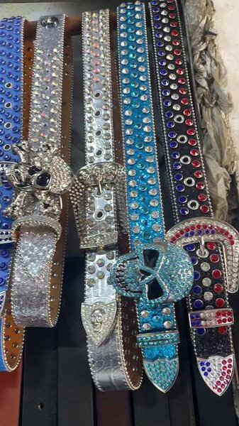 Ceinture en cuir cloutée