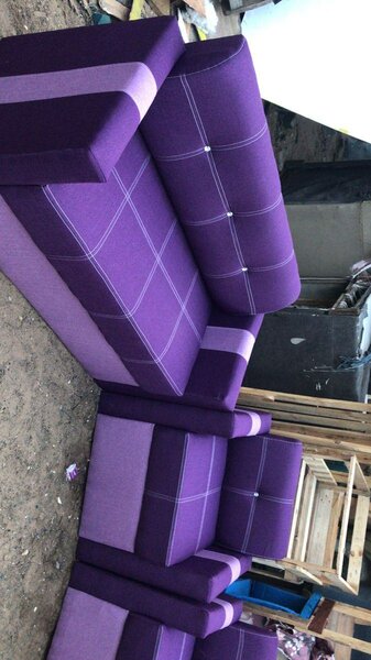 Canapé violet trois places moderne