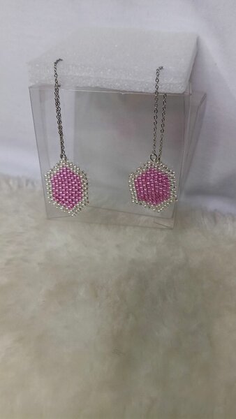 Boucles d'oreilles pendantes roses en perles