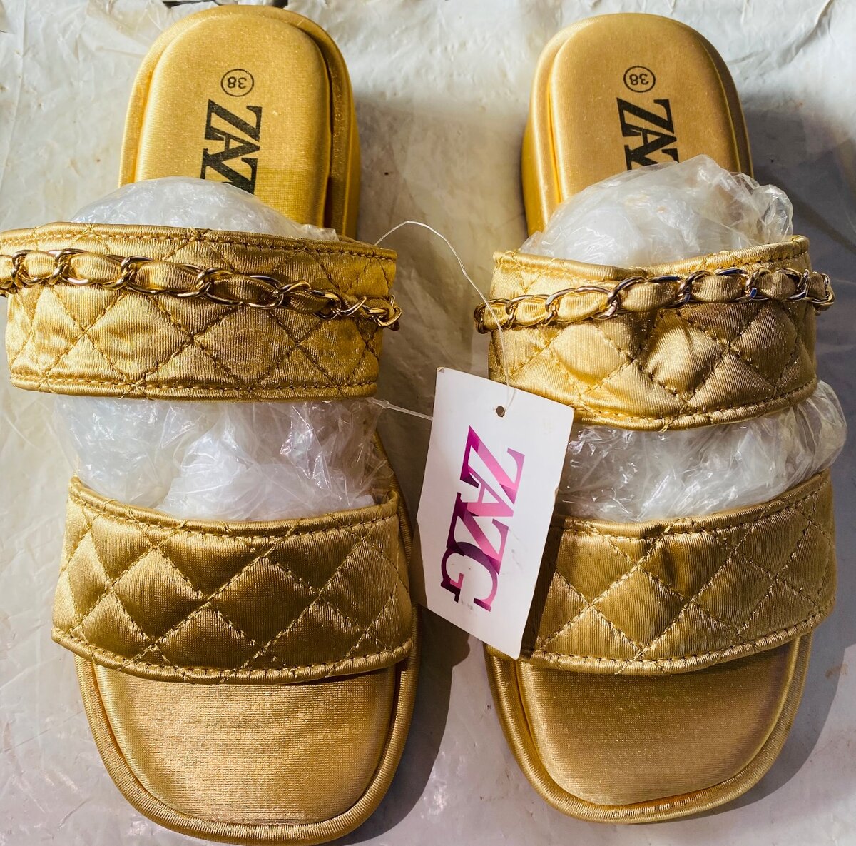 Sandales dorées élégantes