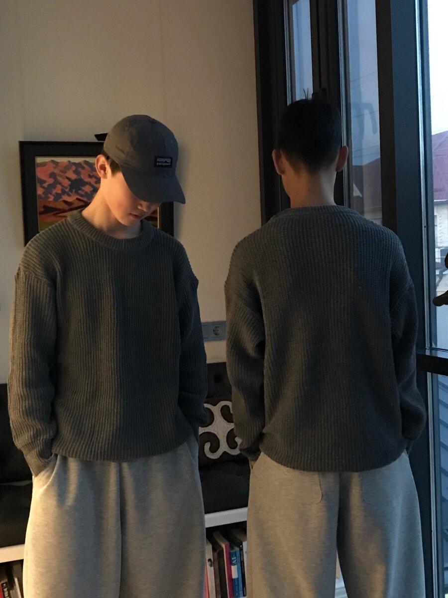 серая вязанная кофта