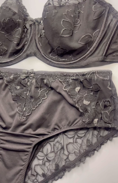 Представляем вам невероятно изысканный и обворожительный кружевной комплект без поролона! 