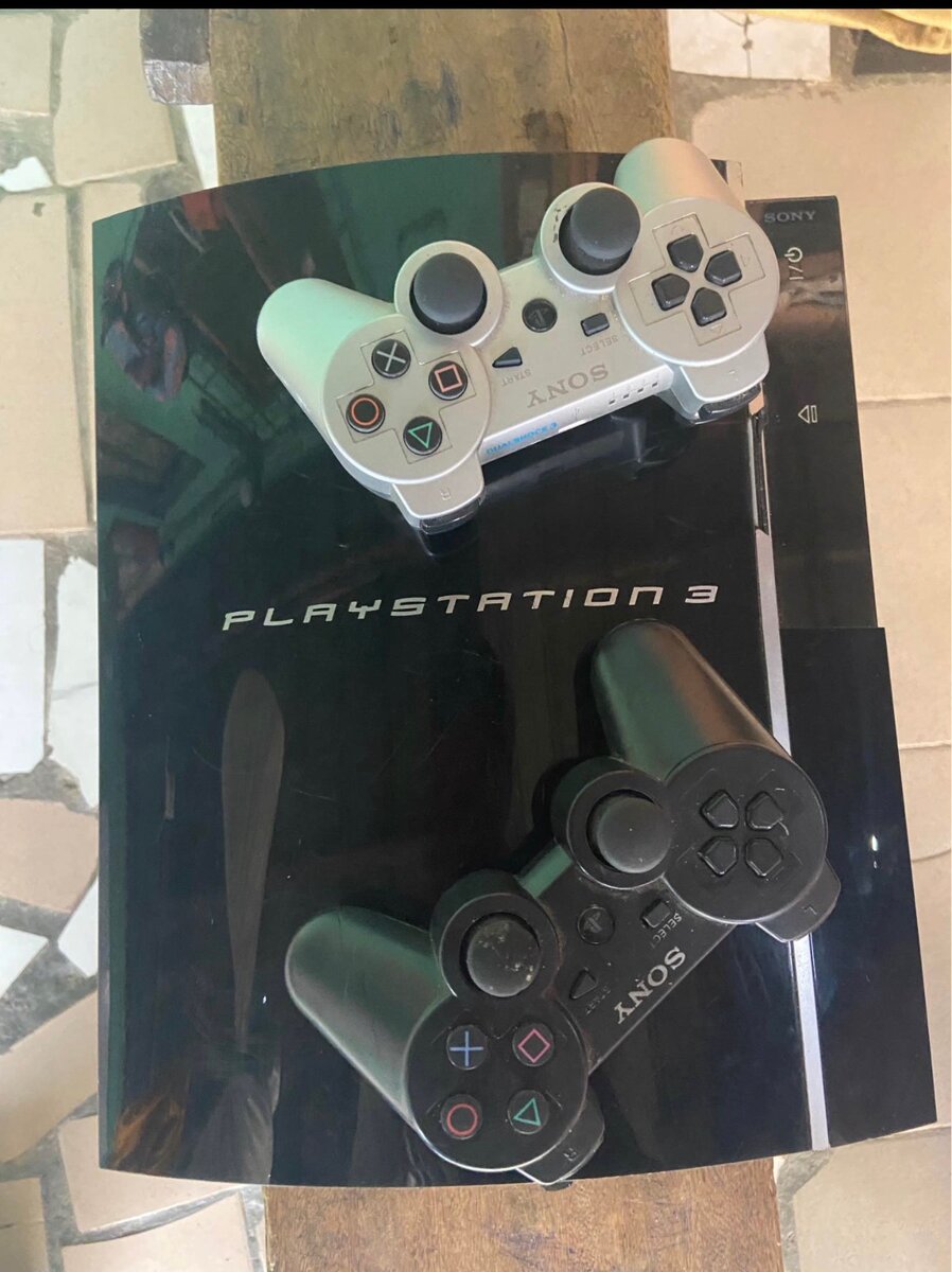 Console Sony PlayStation 3 avec manettes