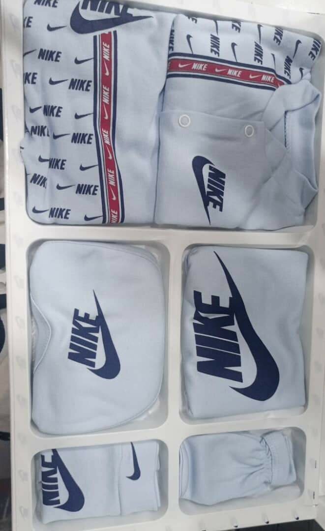 Ensemble bébé Nike doux et stylé