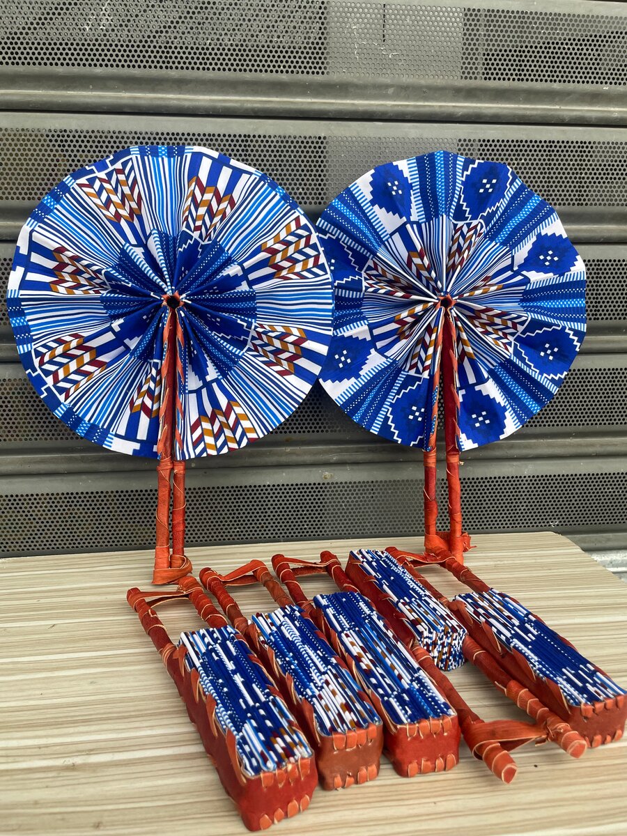 Éventails pliables en tissu coloré