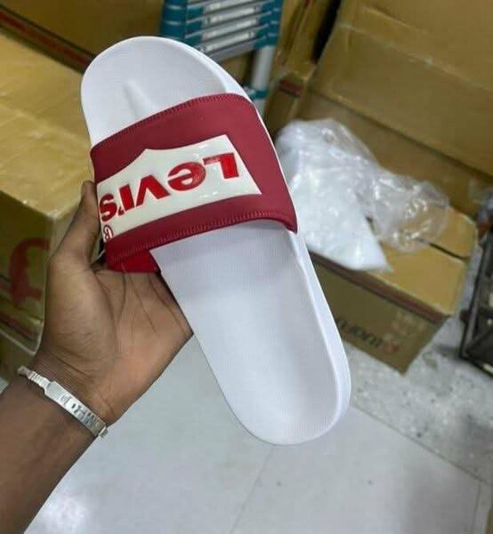 Tongs Levi's rouges et blanches