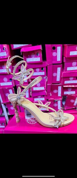 Sandales à talons dorées