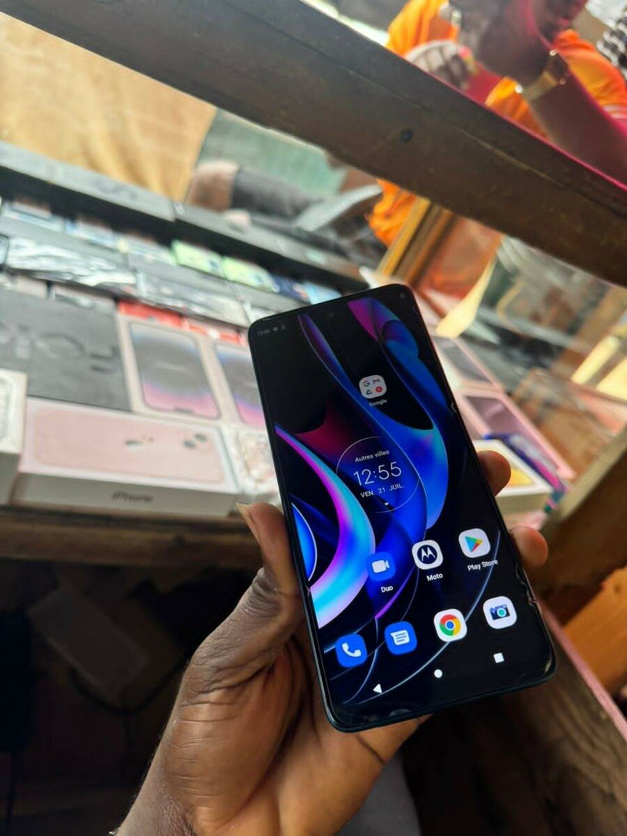 Motorola Edge 2021 128/6 giga ram 130.000f