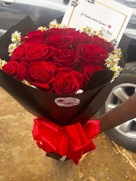 Coffret Cadeau avec Roses et Chocolats