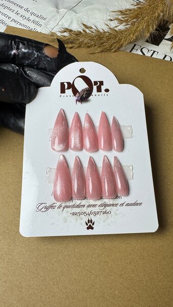 Ongles Faux Roses Élégants