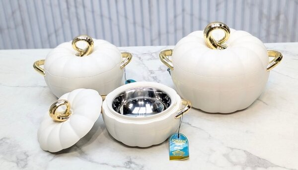 Service à soupe isolé doré