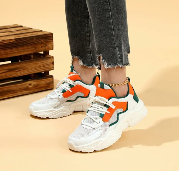 Chaussures de sport blanches orange