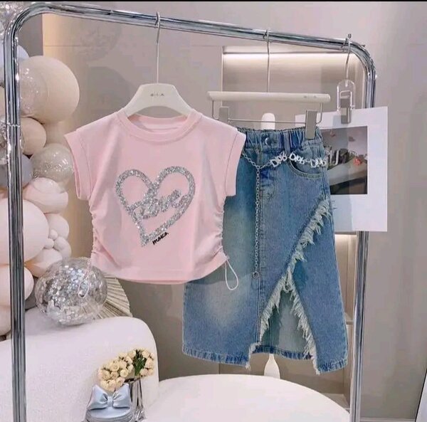 Ensemble T-shirt Rose et Jupe Denim