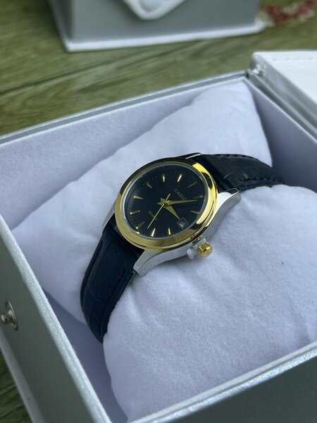 Montre élégante en cuir doré