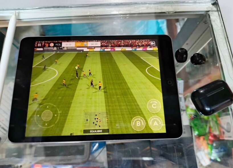 Tablette Apple iPad et Écouteurs