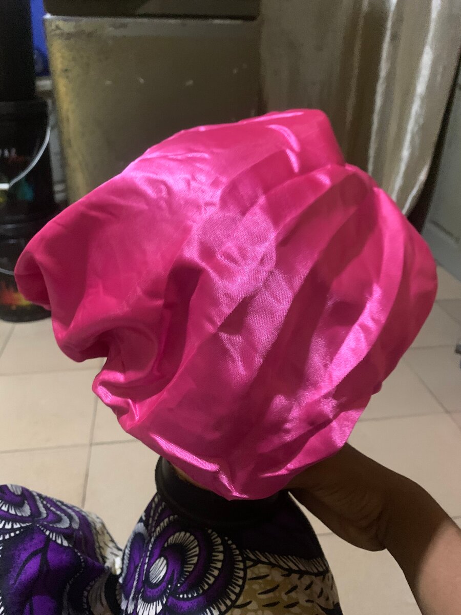 Bonnet en satin rose