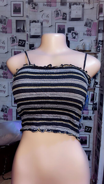 Top en dentelle et rayures