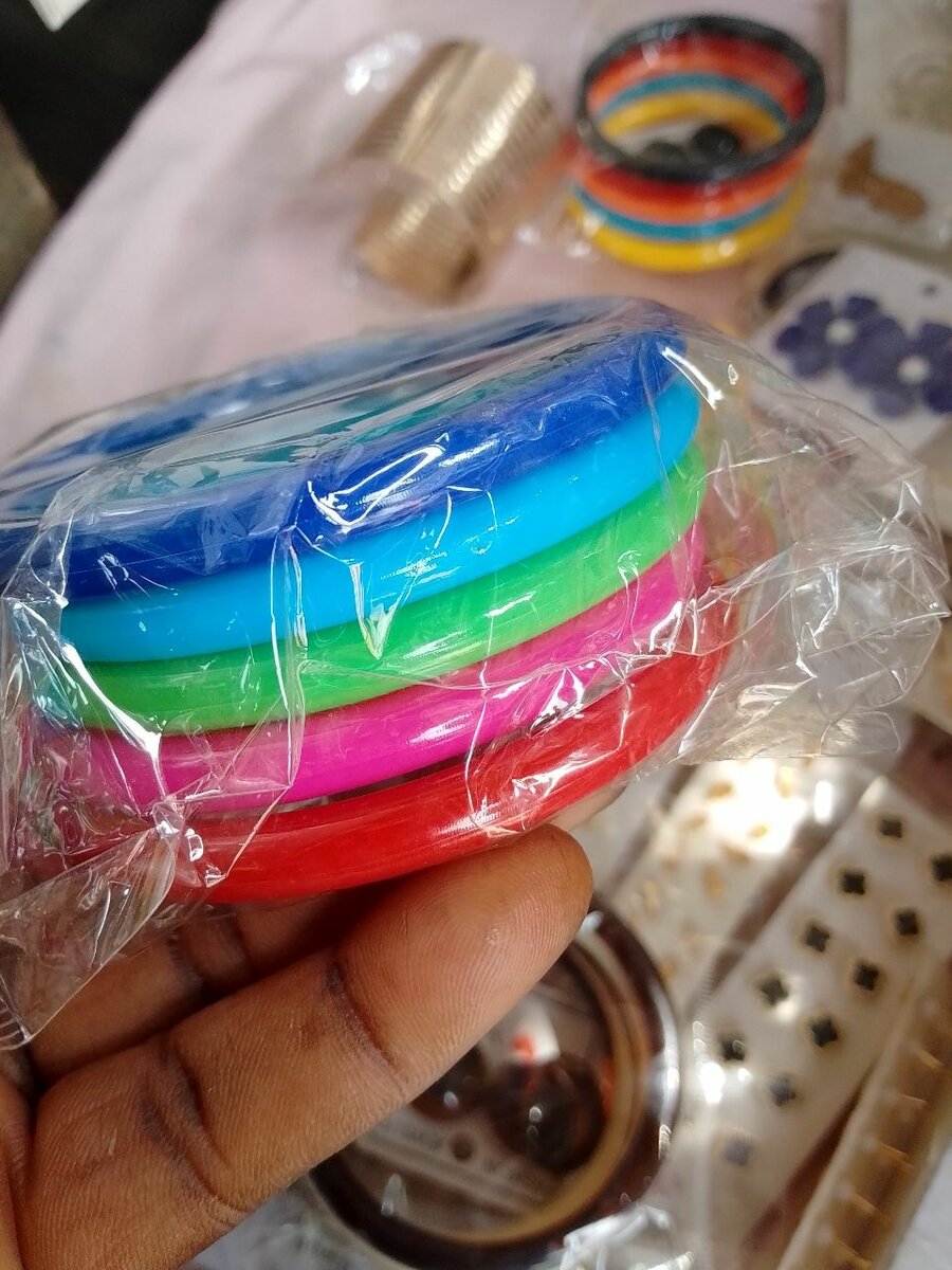 Lot de bracelets en plastique