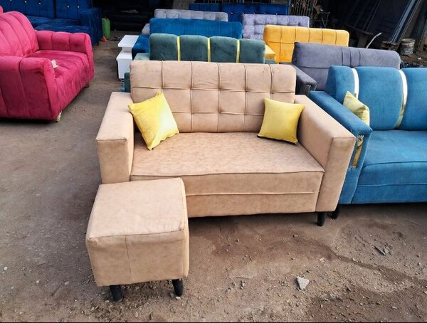 Canapé beige avec repose-pieds