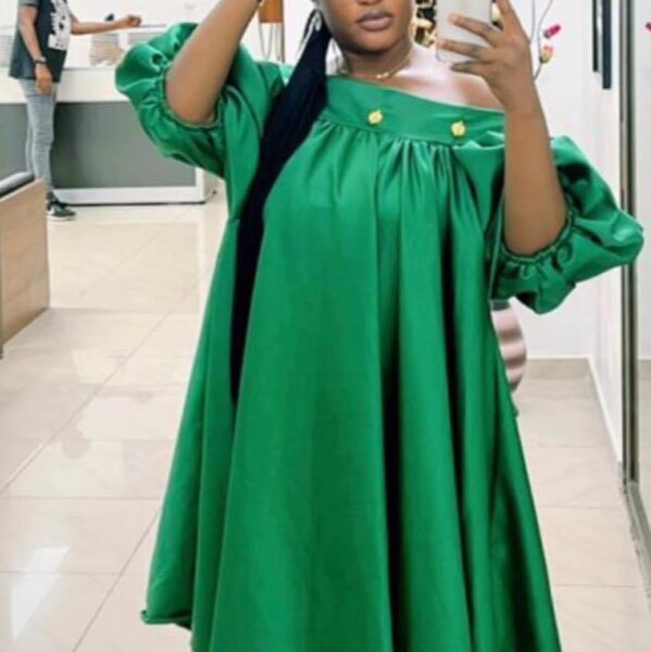 Tenues confectionnées en plusieurs couleurs et tailles