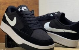 Nike sneakers black