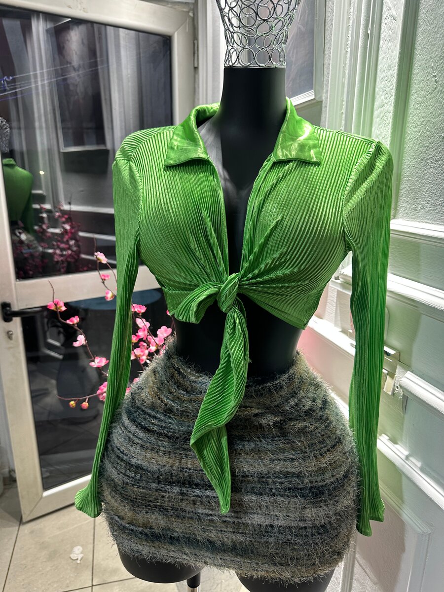 Blouse verte chic nouée