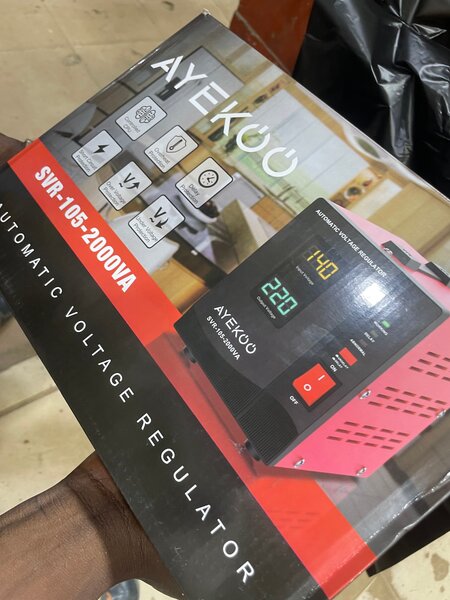 Régulateur de Tension Automatique 2000VA