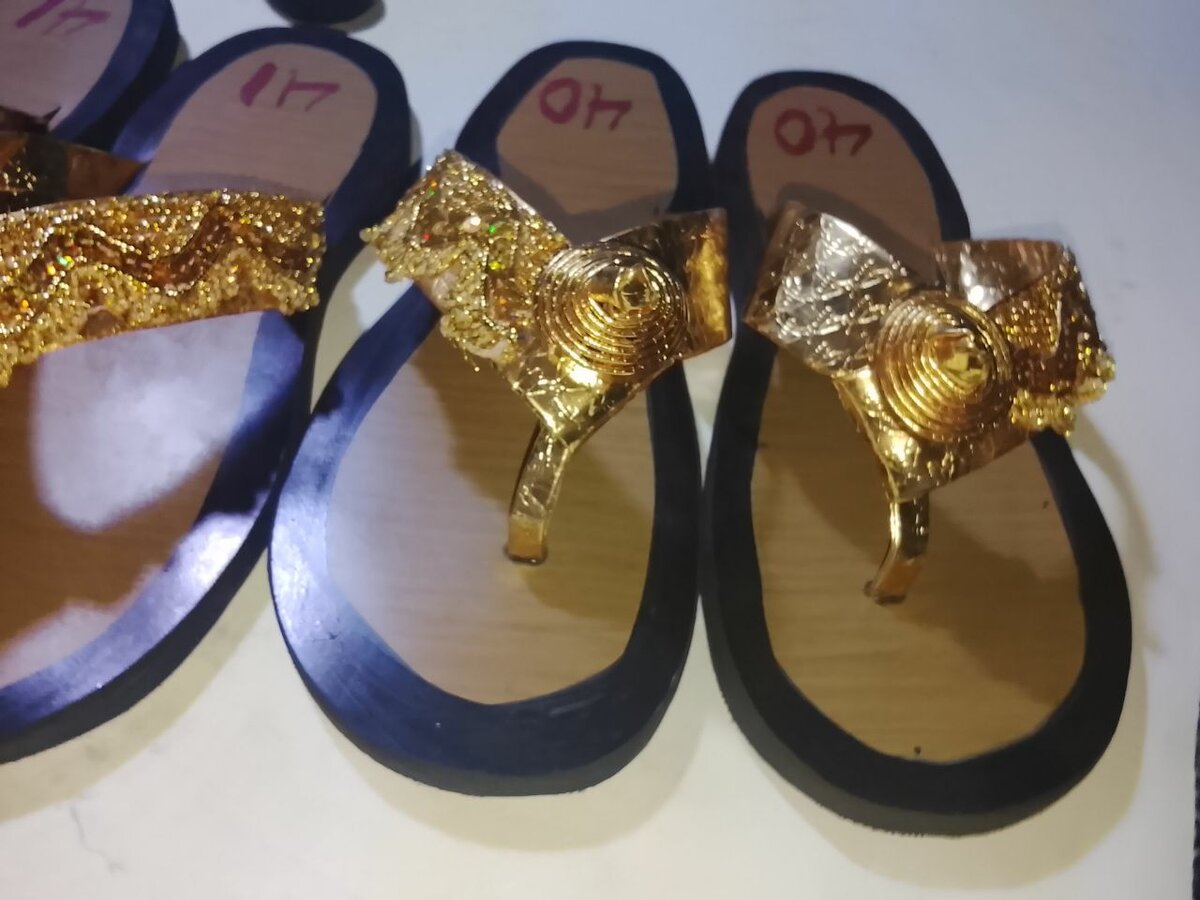 Sandales dorées élégantes