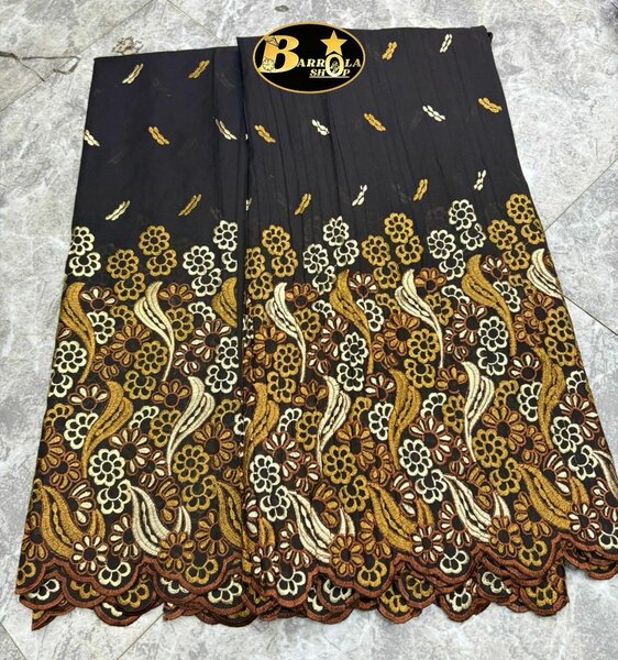 Tissu brodé floral multicolore