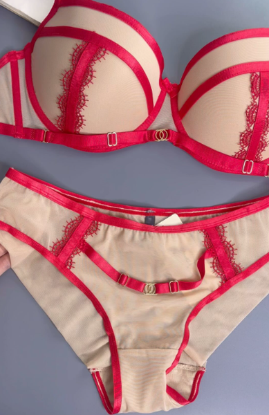 Красивый комплект с небольшим пушапом !