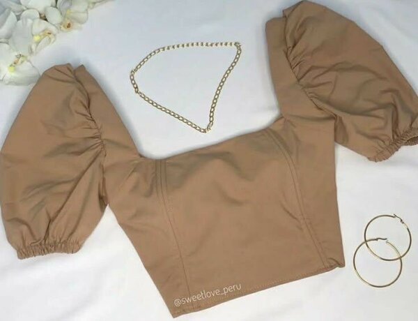 Top court à manches bouffantes