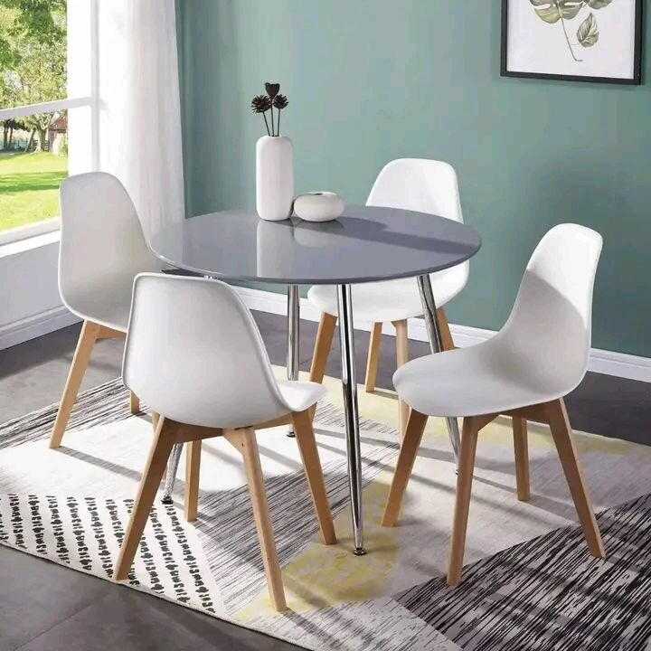 Ensemble table et chaises modernes