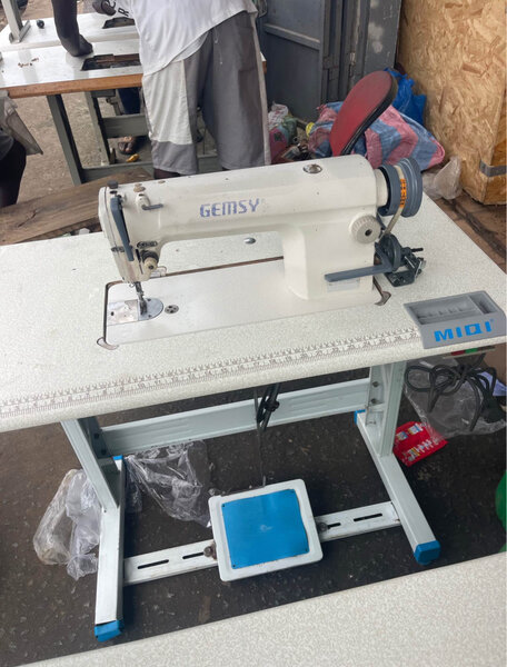 Machine à coudre industrielle