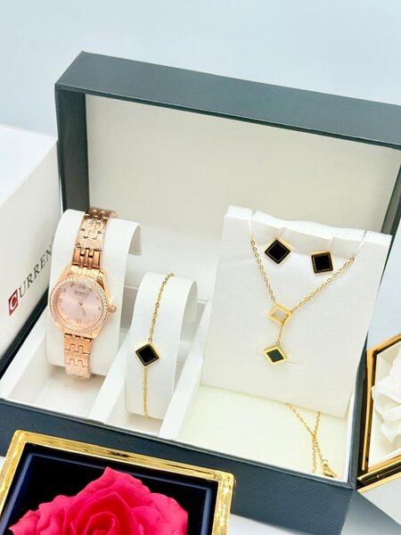 Ensemble montre et bijoux élégants